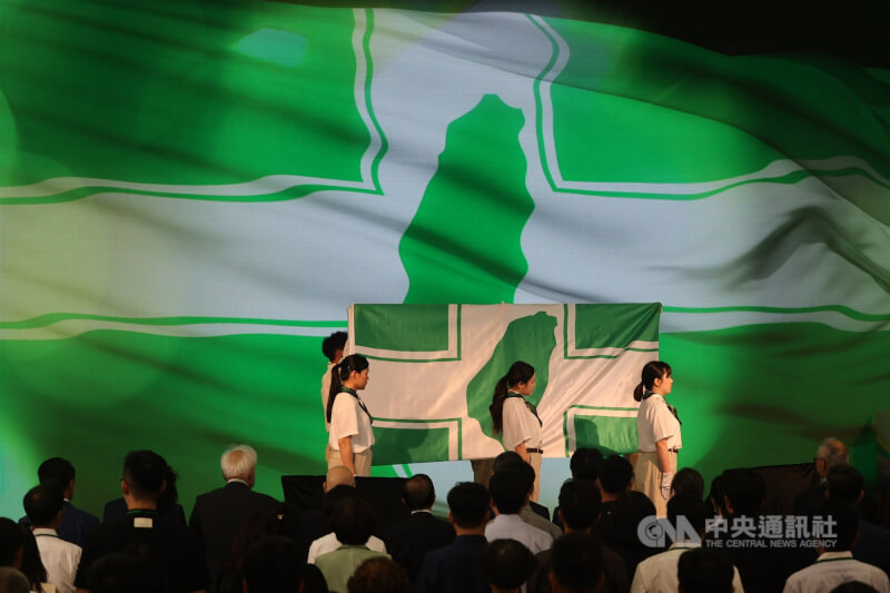 民進黨第21屆第2次全國黨代表大會28日下午在台北國際會議中心舉辦開幕式,本次全代會以「更好的民主,更好的台灣」為主軸,與會黨員共同迎接黨旗入場。中央社記者王飛華攝 114年6月28日