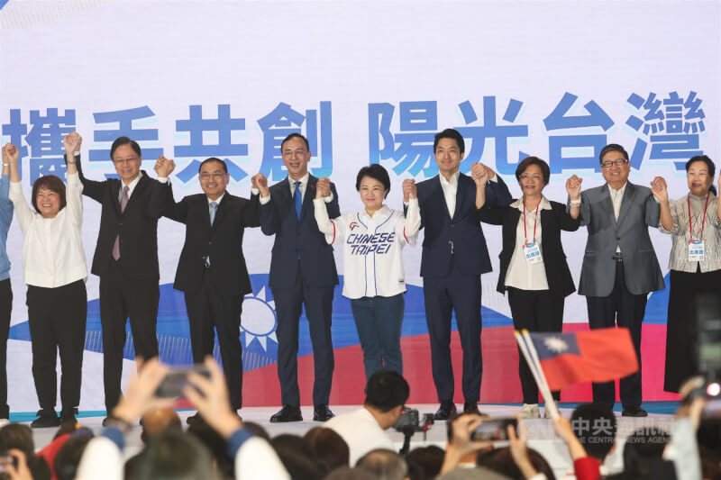 去年11月國民黨全代會,黨主席朱立倫(左4)、台中市長盧秀燕(左5)、桃園市長張善政(左2)、新北市長侯友宜(左3)與台北市長蔣萬安(右4)等人與會。(中央社檔案照片)