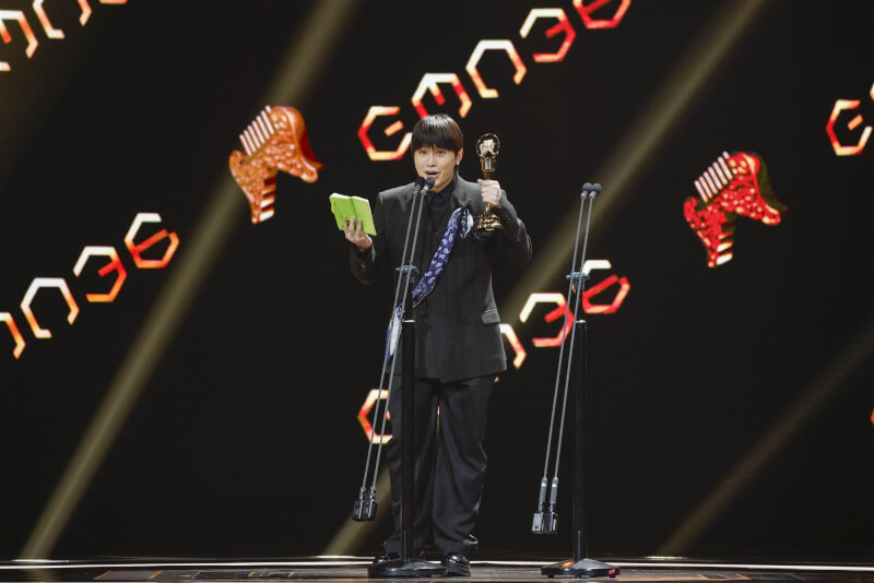 陳以恆以台語專輯「罐頭塔」奪下台語歌王,得獎感言高喊「台灣獨立音樂萬歲」。(台視提供)