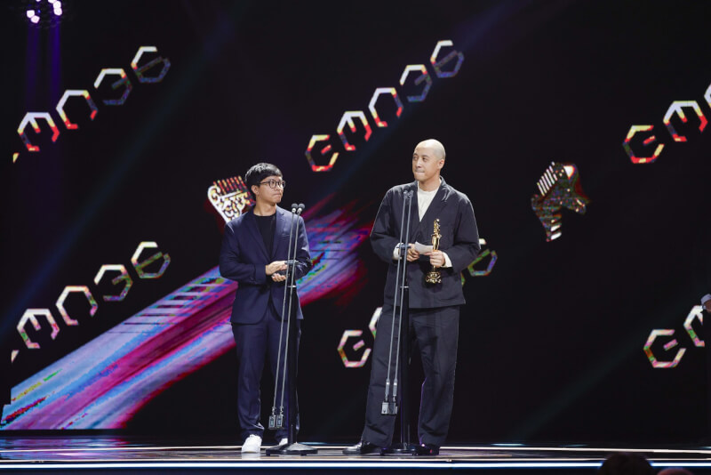 已故歌手方大同以「才二十三」奪金曲獎最佳作曲人獎,混音師Eric Lau(右)28日上台代領獎座哽咽地說,方大同身體不舒服依然全身心投入到音樂創作,對音樂的執著跟熱愛值得音樂人學習。(台視提供)