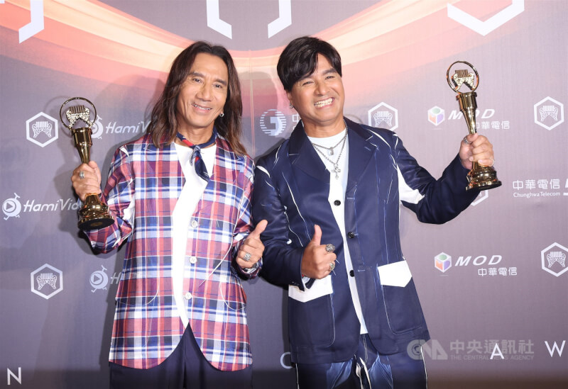 最佳演唱組合獎由出道27年的動力火車拿下,團員兩人開心合影。中央社記者張新偉攝 114年6月28日