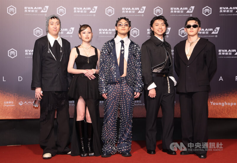 高人氣樂團美秀集團紅毯亮相,引起陣陣尖叫聲。中央社記者張新偉攝 114年6月28日