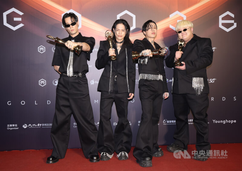 第36屆金曲獎28日在台北小巨蛋隆重舉行頒獎典禮,最佳樂團獎競爭激烈,最終由TRASH獲獎,成員頤原(左2)、博文(左)、魁剛(右)、阿夜(右2)開心領獎。中央社記者張新偉攝 114年6月28日
