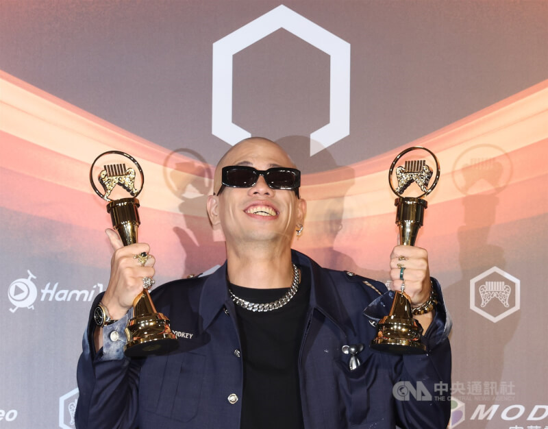 第36屆金曲獎頒獎典禮28日晚間在台北小巨蛋圓滿落幕,最佳華語男歌手由饒舌歌手呂士軒(圖)擊敗強敵獲獎,同時也拿下最佳華語專輯獎。中央社記者張新偉攝 114年6月28日