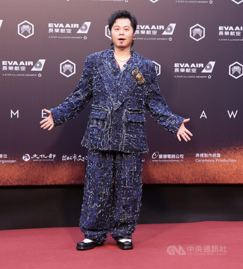 金曲常客、音樂人黃子軒(圖)選擇以藍色為主調的造型開心亮相,期待稍晚傳來好消息。中央社記者趙世勳攝 114年6月28日