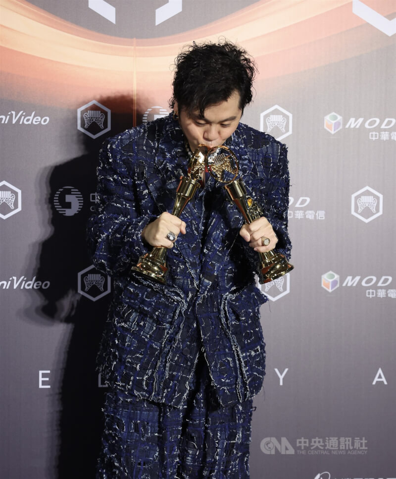 第36屆金曲獎28日晚間在台北小巨蛋熱鬧頒獎,歌手黃子軒(圖)獲最佳客語歌手及最佳客語專輯獎,開心親吻雙獎座。中央社記者趙世勳攝 114年6月28日