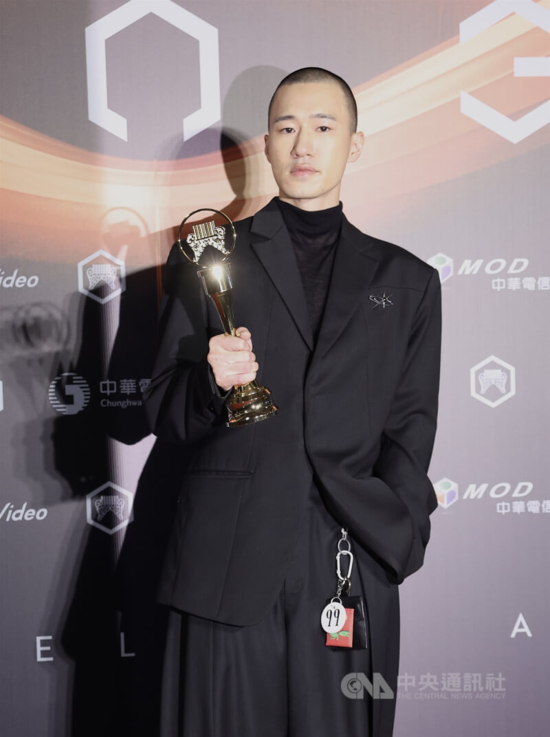 邁入第36屆的金曲獎28日晚間在台北小巨蛋舉辦頒獎典禮,最佳新人獎由饒舌歌手someshiit山姆(圖)獲得。中央社記者趙世勳攝 114年6月28日