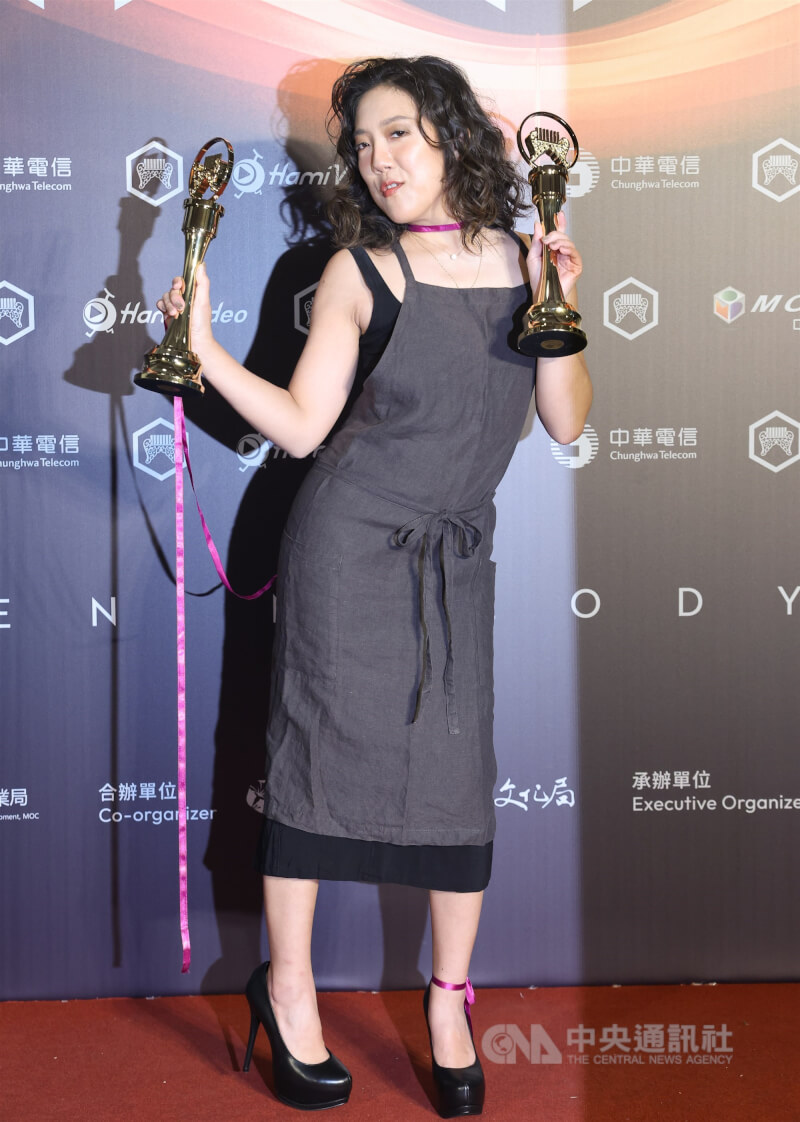 新科台語歌后李竺芯(圖)搞怪逗趣風格台前、台後展露無遺,她也順利以專輯「Suí 水」拿下最佳台語專輯,雙獎座開心入袋。中央社記者趙世勳攝 114年6月28日