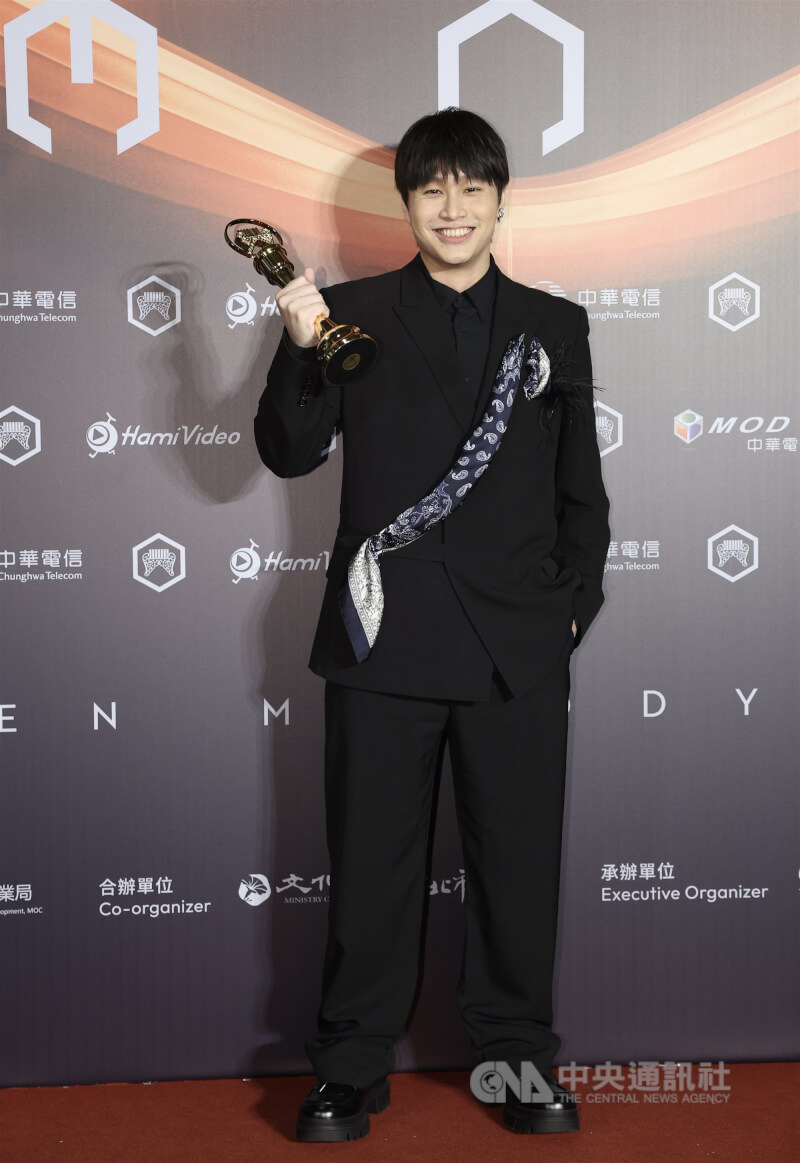 第36屆金曲獎頒獎典禮28日晚間在台北盛大舉行,最佳台語男歌手獎由陳以恆(圖)以「罐頭塔」獲得,致詞時一度高喊「台灣獨立、音樂萬歲」,引發台下一片歡呼。中央社記者趙世勳攝 114年6月28日