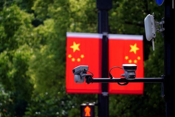 圖為中國上海街道上的海康威視監視器。(路透社)