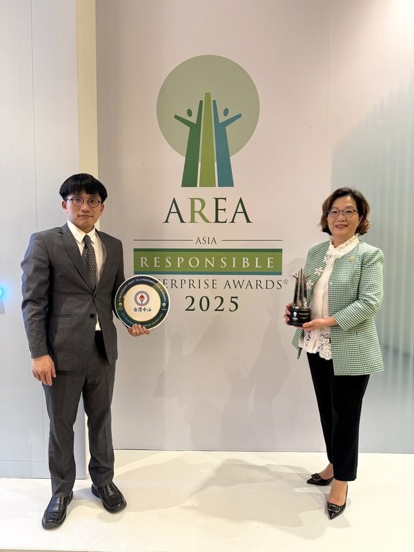 中油連續6年獲得亞洲企業社會責任獎，更是連續第3年獲頒企業永續報告獎，由中油發言人林珂如（右）代表受獎。（中油提供）中央社記者劉千綾傳真  114年6月28日