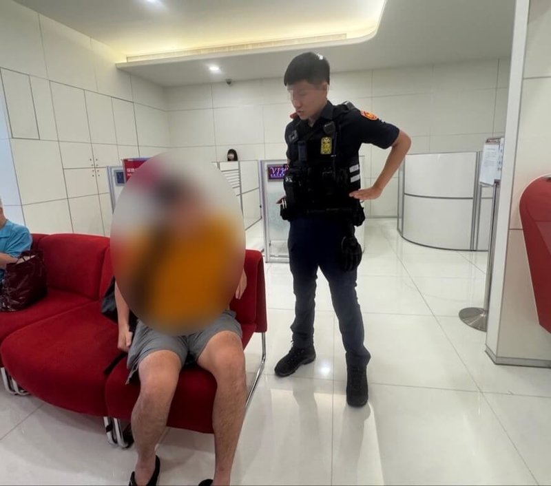 台南市于姓男子疑遭投資詐騙,27日到中西區某家銀行稱父親準備室內裝潢,要提領近新台幣70萬元,幸經警方成功攔阻。(台南市警局提供)中央社記者張榮祥台南傳真 114年6月28日