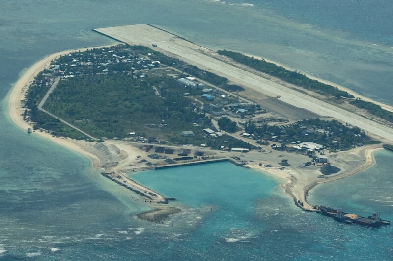 圖為南沙群島中的中業島。(路透社)