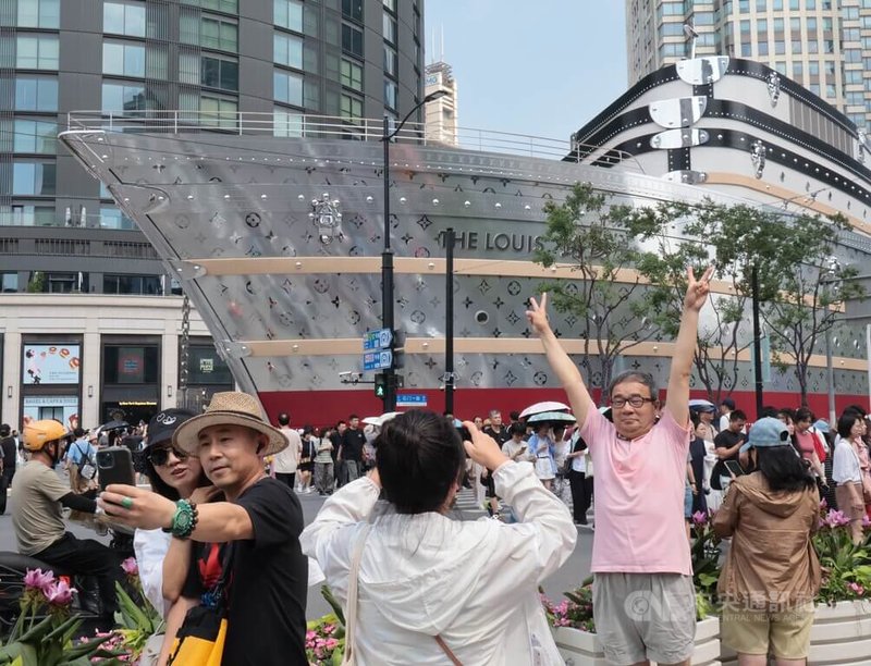 法國路易威登(Louis Vuitton)在上海南京西路商圈打造一艘長114.5公尺、高30公尺巨型輪船—路易號,許多民眾前往取景拍照。中央社記者李雅雯上海攝 114年6月29日