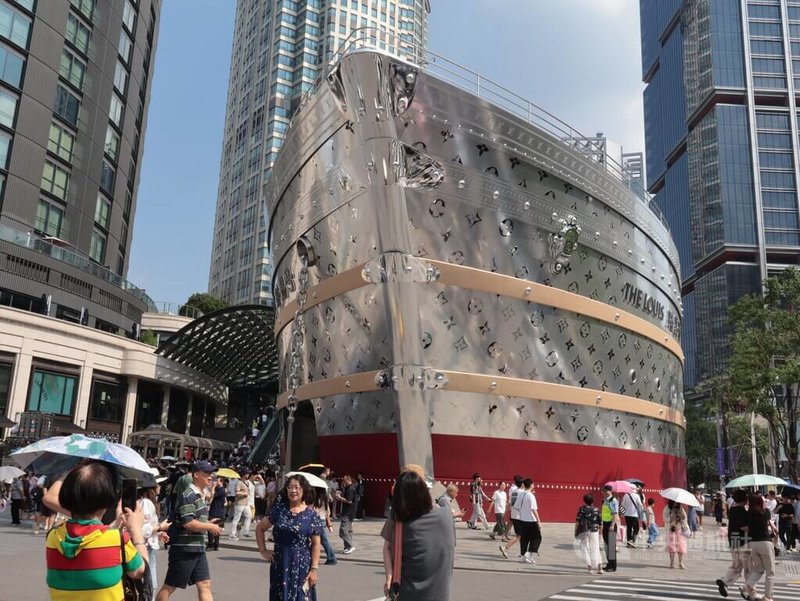 法國路易威登(Louis Vuitton)在上海南京西路商圈打造一艘長114.5公尺、高30公尺巨型輪船—路易號,現場民眾感到震撼、壯觀。中央社記者李雅雯上海攝 114年6月29日