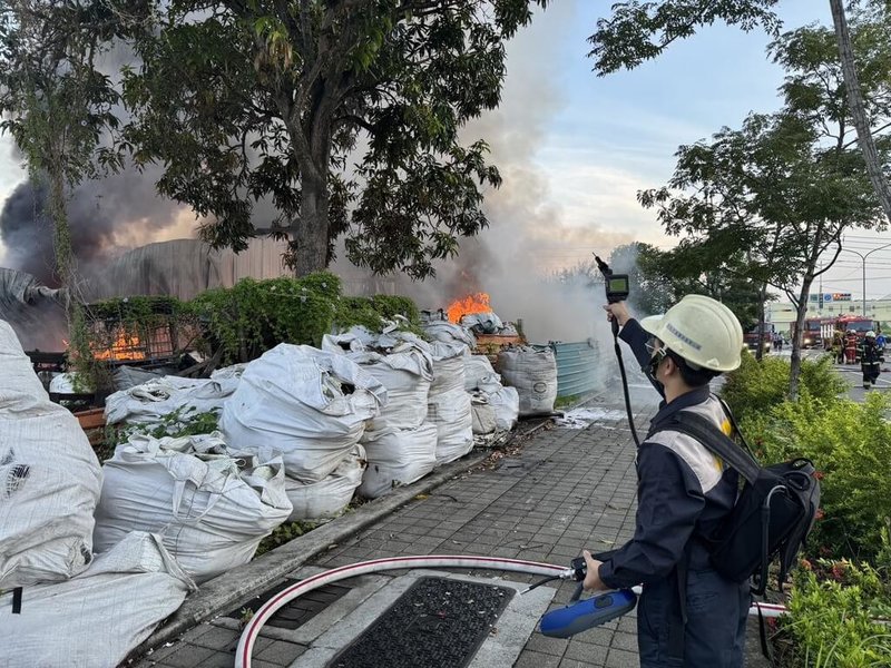 高雄市岡山區一間資源回收廠堆置塑膠29日清晨起火,消防局獲報立即出動人車到場救援,幸無人員受傷受困。(高雄市環保局提供)中央社記者張已亷傳真 114年6月29日
