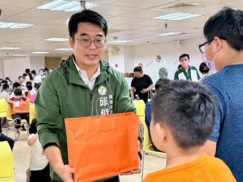 高雄市透南風教育基金會與南高雄家扶中心29日合作辦理「閱來閱愛讀冊」贈書活動,民進黨市議員邱俊憲(前左)以自身陪伴女兒閱讀經驗,鼓勵家長與孩子們共度溫馨的閱讀時光。(高雄市透南風教育基金提供)中央社記者蔡孟妤傳真 114年6月29日