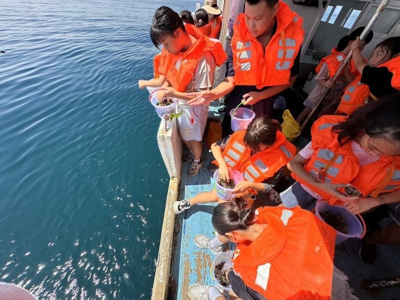 澎湖區漁會與博幼基金會29日攜手舉辦「親子海膽放流暨海洋教育推廣」活動,搭船出海在澎南海域放流由澎湖水產種苗繁殖場所培育的3000顆馬糞海膽。(澎湖區漁會提供)中央社 114年6月29日