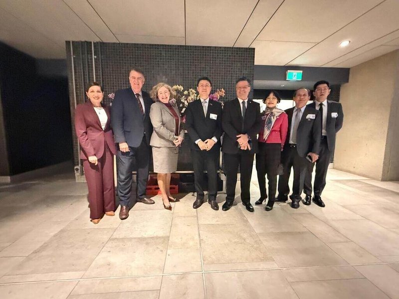 駐布里斯本辦事處長范厚祿(左4)與昆士蘭州議會友台小組25日共同舉辦2025年年度活動,昆州政要肯定台灣民主。(駐布里斯本辦事處提供)中央社記者丘德真雪梨傳真 114年6月29日
