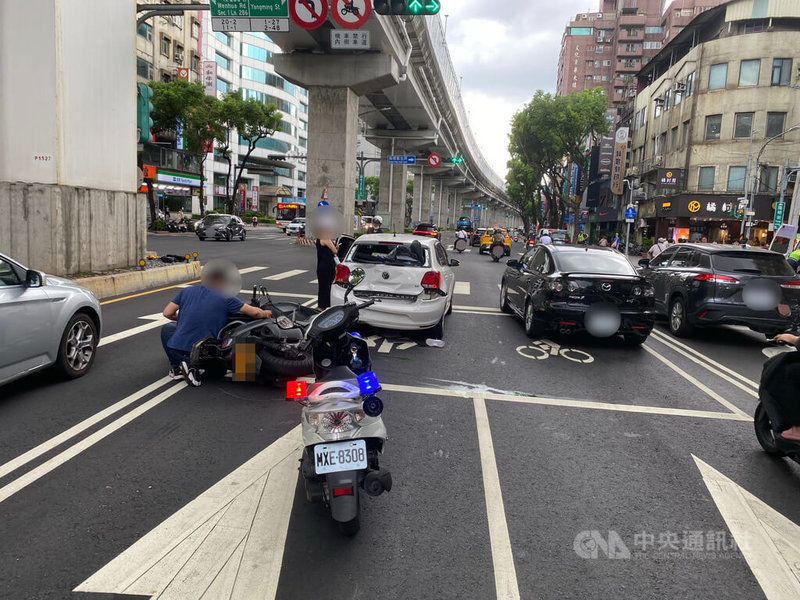 蔡姓男子28日下午騎黃牌重機載妻子及子女,行經新北市板橋區文化路2段與陽明街口時,不慎撞上前方停等紅燈的自小客車。(翻攝照片)中央社記者王鴻國傳真 114年6月29日
