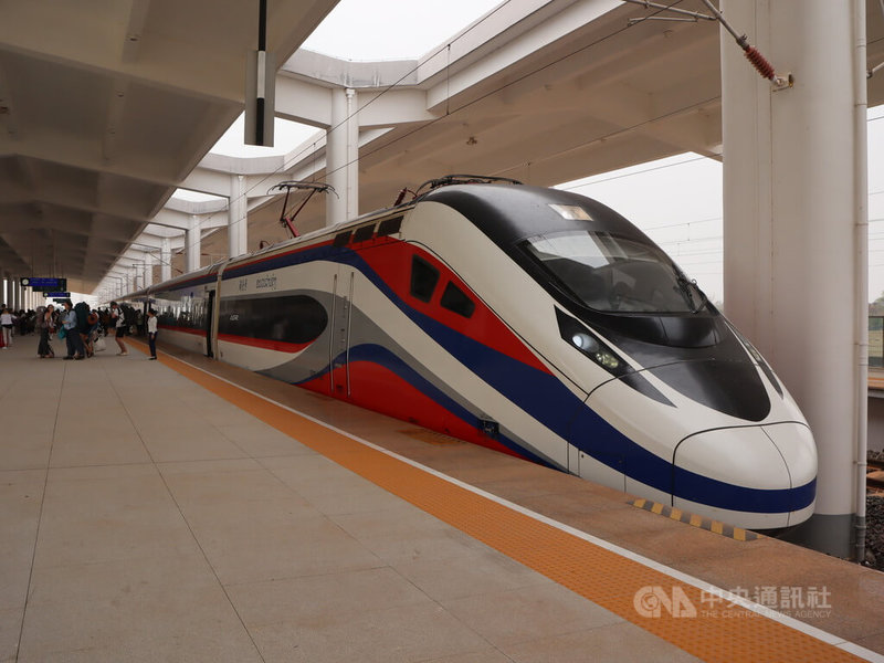 中寮鐵路通車迄今3年多,寮國湧入大量中資與中國人,出現「獨尊中文」風氣。民眾對傳統學校教育的迷惘及社會價值觀改變,為寮國帶來許多新挑戰。中央社記者陳家倫永珍攝 114年6月29日