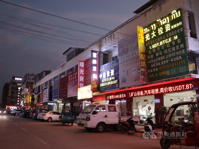 寮國首都永珍中國城號稱有10萬中國人,懂中文的寮國人依附「中國城生態系」為生,從事導遊、餐飲服務等工作。以農業為主的寮國,工作選擇變多了,也有了許多賺「快錢」的機會。中央社記者陳家倫永珍攝 114年6月29日