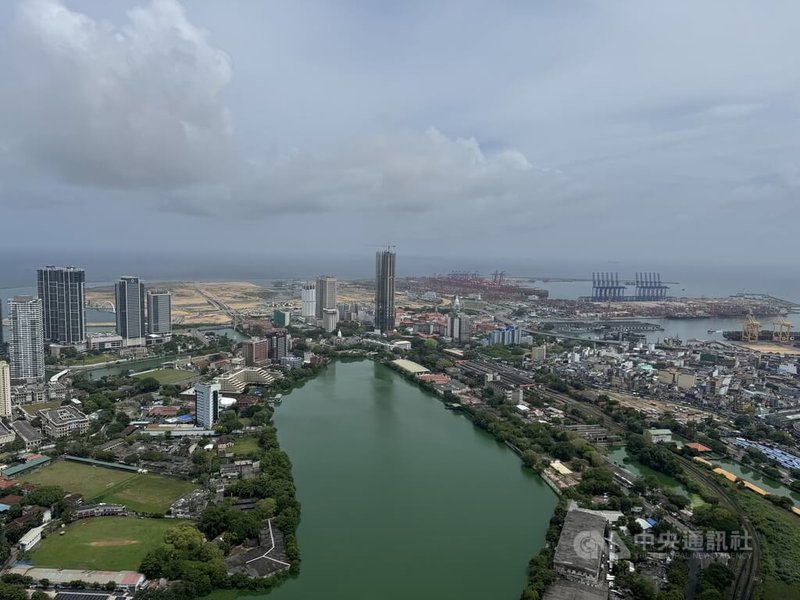 可倫坡港口城建設展開後,附近多了很多星級飯店、購物中心,甚至是賭場,當地民眾認為,對服務生、銷售人員、保全等人力需求大增。中央社記者李晉緯可倫坡攝 114年6月29日