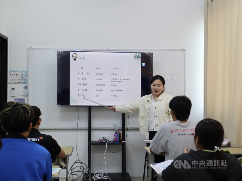 寮國民眾普遍認為,會中文就意味著能賺取更高的薪水,這使得寮國中文熱勢不可擋,但傳統的學校教育對民眾沒什麼吸引力,寮國首都永珍的輟學率正在上升中。圖為永珍一家中文補習班。中央社記者陳家倫永珍攝 114年6月29日