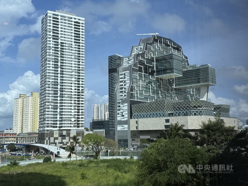「可倫坡港口城」是一帶一路計畫之一,星級飯店與大型購物中心林立,共同的特色包括可使用中國銀聯卡電子支付、菜單有中文標示、部分服務人員略懂中文等。中央社記者李晉緯可倫坡攝 114年6月29日