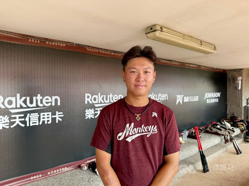 中華職棒樂天桃猿隊18歲內野手游承勳(圖)26日升上一軍,第2打席生涯首安出爐,他笑說,雖然是鳥安,但首安打出來後有壓力釋放的感覺,紀念球也有收回來留作紀念。中央社記者謝靜雯攝 114年6月29日