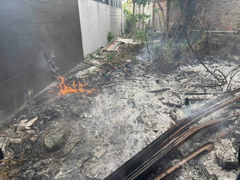 台中市政府消防局29日下午獲報,大甲區水源路一處空地發生火警,到場發現為堆放的廢棄物起火燃燒,1名男子多處燒燙傷、意識不清;另有1名女性不適,預防性送醫檢查。(翻攝照片)中央社記者蘇木春傳真 114年6月29日