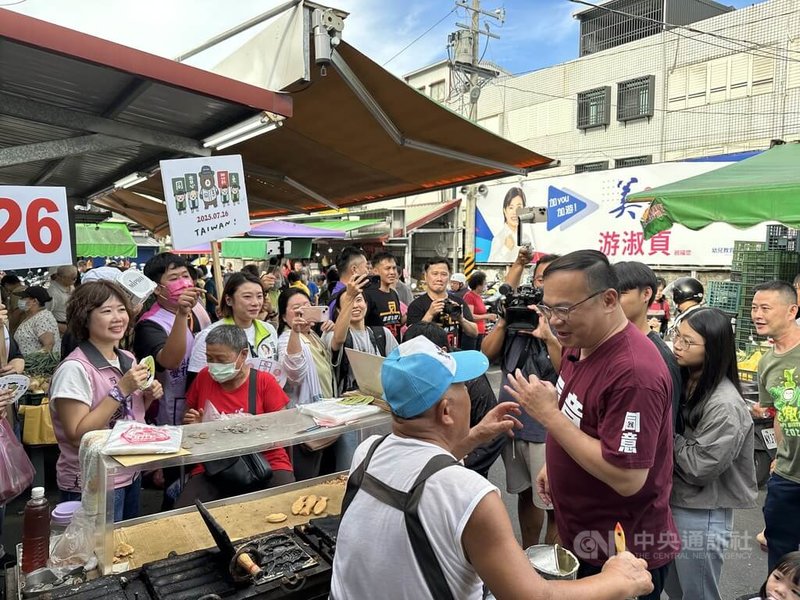 罷團「微光花蓮」與民進黨立委王義川(前左2)29日下午到吉安黃昏市場拉票罷免國民黨立委傅崐萁,獲民眾熱情簇擁。中央社記者李先鳳攝 114年6月29日