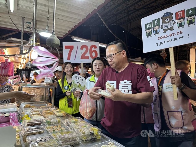 罷團「微光花蓮」與民進黨立委王義川(前)29日下午到吉安黃昏市場拉票罷免傅崐萁,也獲民眾熱情支持,王義川逐一跟攤商購買美食,有民眾笑稱好像「網美吃播」。中央社記者李先鳳攝 114年6月29日