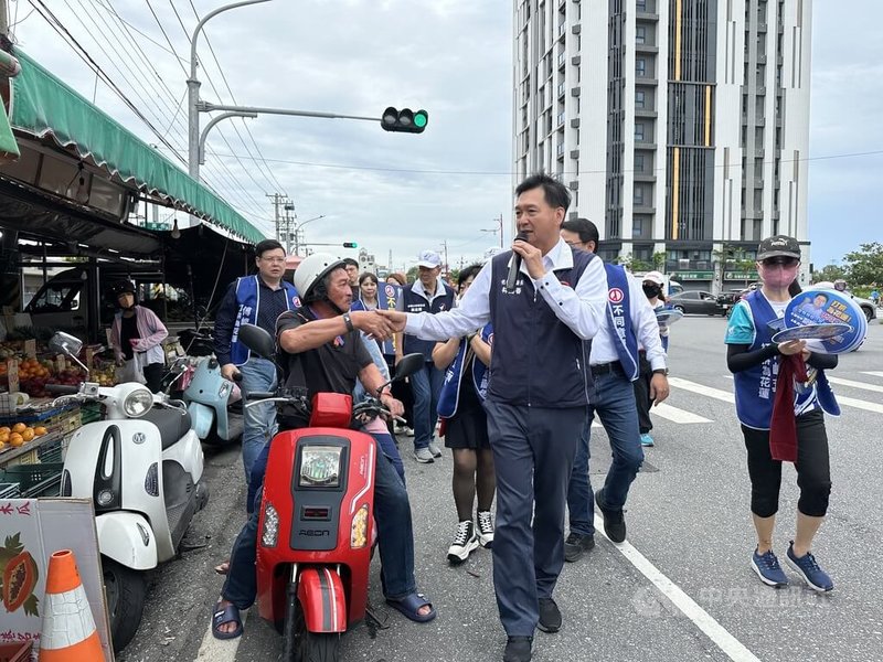 國民黨新北市議員林國春(前中,持麥克風者)29日上午到花蓮市重慶市場掃街宣講,懇請民眾支持「反罷免」。中央社記者李先鳳攝 114年6月29日