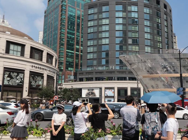 法國品牌路易威登(Louis Vuitton)在上海南京西路商圈打造一艘長114.5公尺、高30公尺巨型輪船—路易號,正對星巴克臻選上海烘焙工坊。中央社記者李雅雯上海攝 114年6月29日