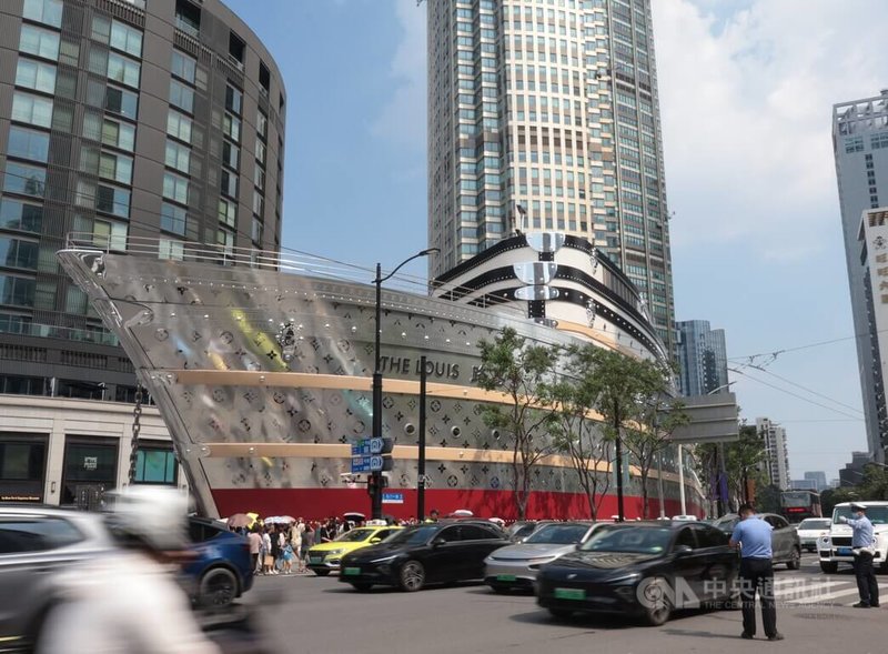 法國品牌路易威登(Louis Vuitton)在上海南京西路商圈打造一艘長114.5公尺、高30公尺巨型輪船—路易號,許多民眾、遊客前往爭睹、打卡,警察於周邊維護交通秩序。中央社記者李雅雯上海攝 114年6月29日