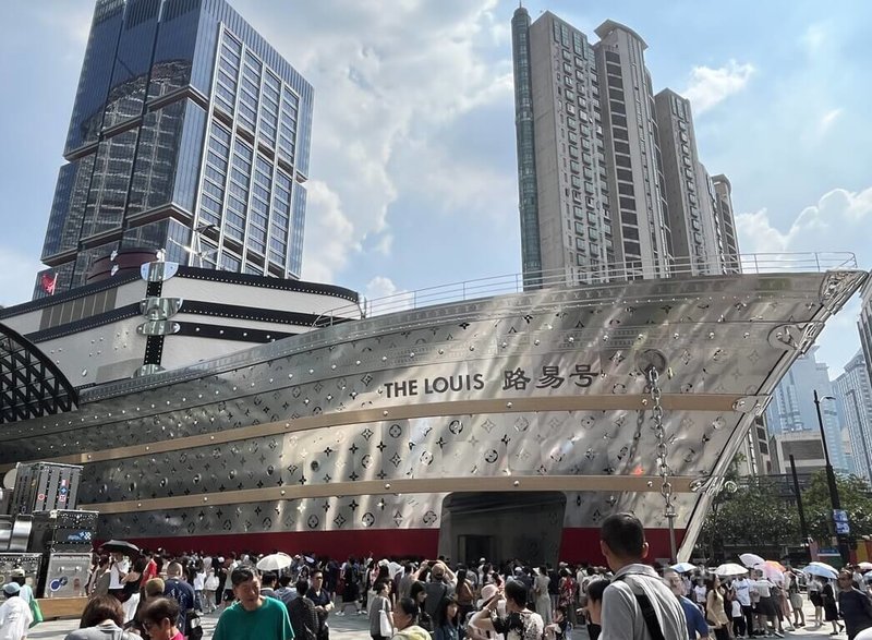 法國路易威登(Louis Vuitton)在上海南京西路商圈打造一艘長114.5公尺、高30公尺巨型輪船,外觀寫著「THE LOUIS路易号」。中央社記者李雅雯上海攝 114年6月29日