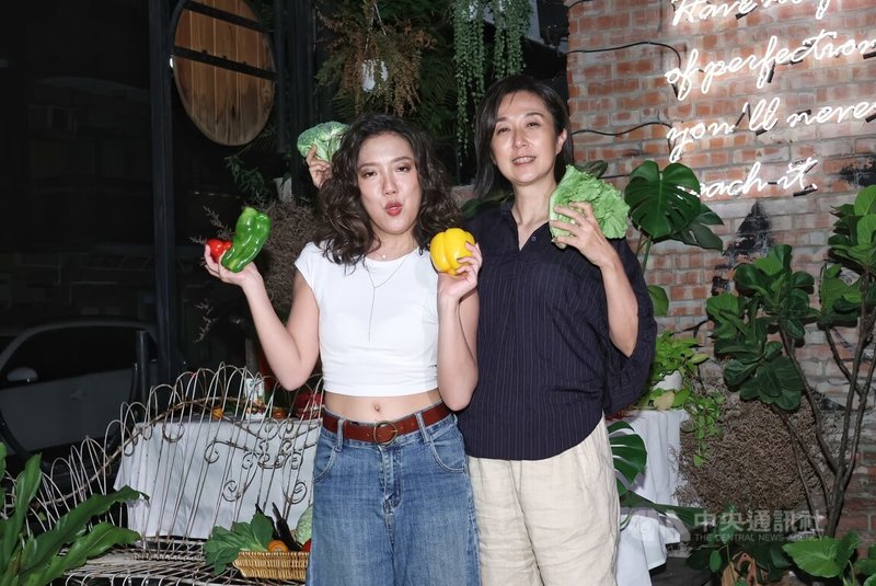 歌手李竺芯(左)一舉拿下金曲獎最佳台語女歌手、最佳台語專輯與年度專輯獎,恩師黃韻玲(右)特別出席慶功宴,與李竺芯開心合影。中央社記者洪素津攝 114年6月29日