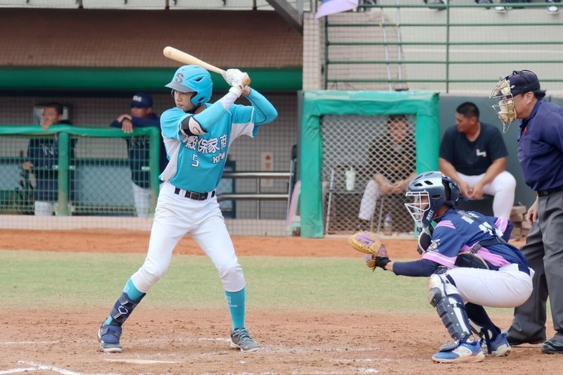 穀保家商左打蔡琞傑「內外兼修」,內外野守位均衡、有「工具人」潛力,投入中職選秀挑戰首輪。圖為蔡琞傑(左)2月26日高中木棒聯賽出賽畫面。(中華民國學生棒球運動聯盟提供)中央社記者謝靜雯傳真 114年6月29日