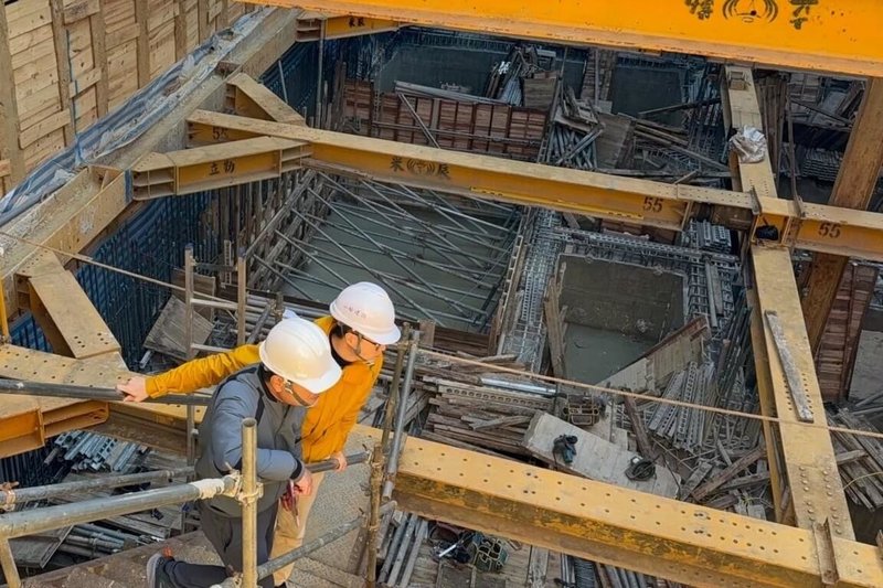 桃園市政府建築管理處7月1日起啟動全新管理措施,對深開挖工地,要求具備獨立專業資格的第三方技師及建築師公會進行現場勘驗。透過外部專家的專業審查與簽證,確保地下室開挖壁面的穩定性及擋土支撐系統的安全性。(桃園市建管處提供)中央社記者吳睿騏桃園傳真 114年6月29日