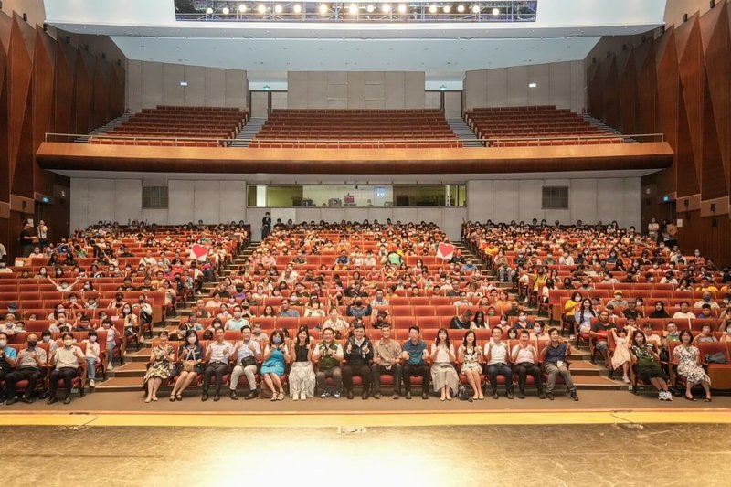 民進黨立委賴瑞隆（前排右10）29日在高雄市立社會教育館舉行「114年度優秀學生獎助學金頒獎典禮」，有由各級學校推薦、經基金會審核通過的418名學生獲獎。（賴瑞隆辦公室提供）中央社記者蔡孟妤傳真  114年6月29日