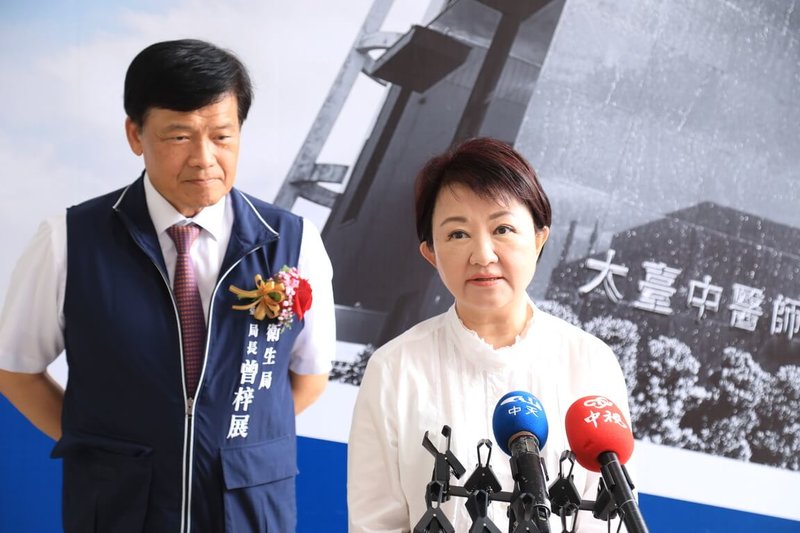 台中市長盧秀燕(右)29日接受媒體聯訪時表示,希望大家站出來反罷免,也盼透過反罷免成功,提醒總統賴清德及執政黨應好好專心國政、重視民生議題。(台中市政府提供)中央社記者蘇木春傳真 114年6月29日