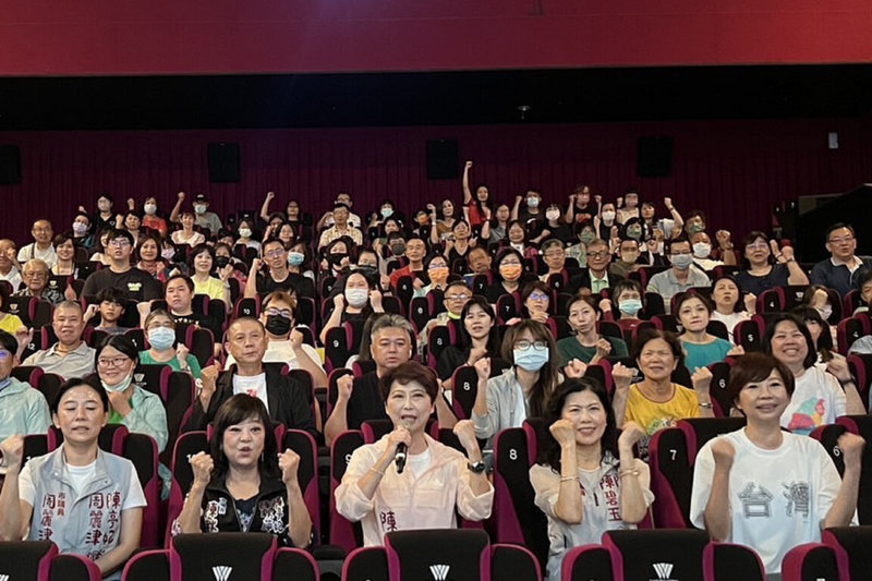 民進黨立委陳亭妃(前排中)29日在台南大遠百威秀影城包場放映紀錄片「看不見的國家」,盼以實際行動呼應團結信念。(陳亭妃服務處提供)中央社記者楊思瑞台南傳真 114年6月29日