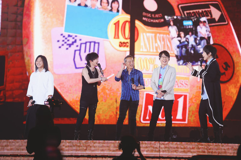 樂團五月天「回到那一天」25週年演唱會29日晚間在台北大巨蛋舉行第3場,與歌迷的「垃圾話」時間,成員笑稱下一張專輯名稱是「更年期的詩」。(相信音樂提供)中央社記者洪素津傳真 114年6月29日