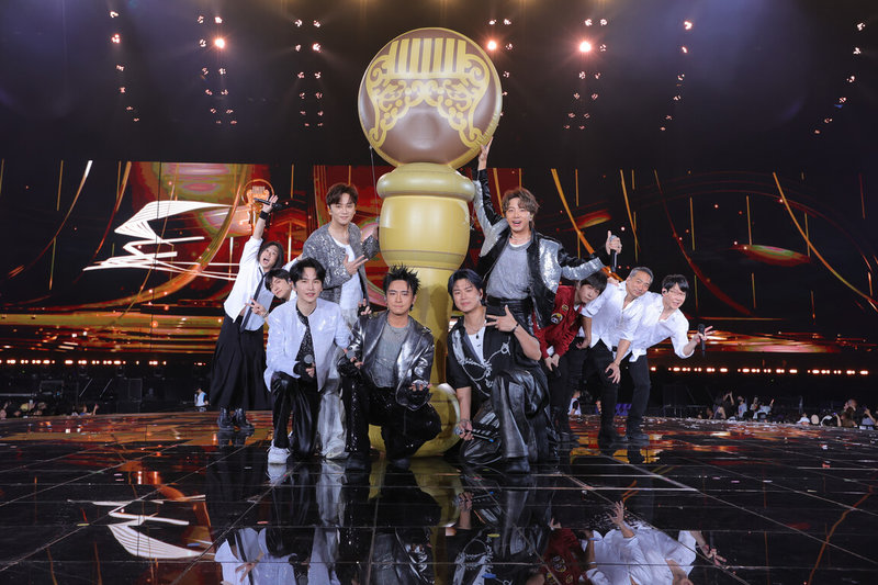 樂團五月天29日晚間在台北大巨蛋舉行第3場「回到那一天」25週年演唱會,邀請男團Energy合體飆唱夯曲「星期五晚上」。(相信音樂提供)中央社記者洪素津傳真 114年6月29日