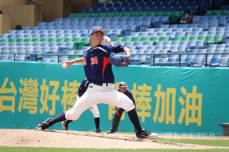 平鎮高中18歲右投手哀宥宇(圖)大賽經驗多,在本屆中職選秀投手群中被評價完成度相對好,有機會挑戰前兩輪。圖為哀宥宇14日在玉山盃青棒賽出賽畫面。中央社記者謝靜雯攝 114年6月29日