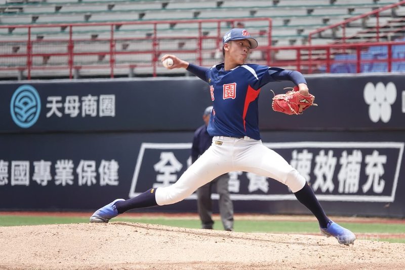 平鎮高中18歲右投手邱立璿(圖)被母隊總教練吳柏宏點名不斷突破,畢業後也決定投入中職選秀。圖為邱立璿113年6月7日玉山盃出賽畫面。中央社記者謝靜雯攝 114年6月29日