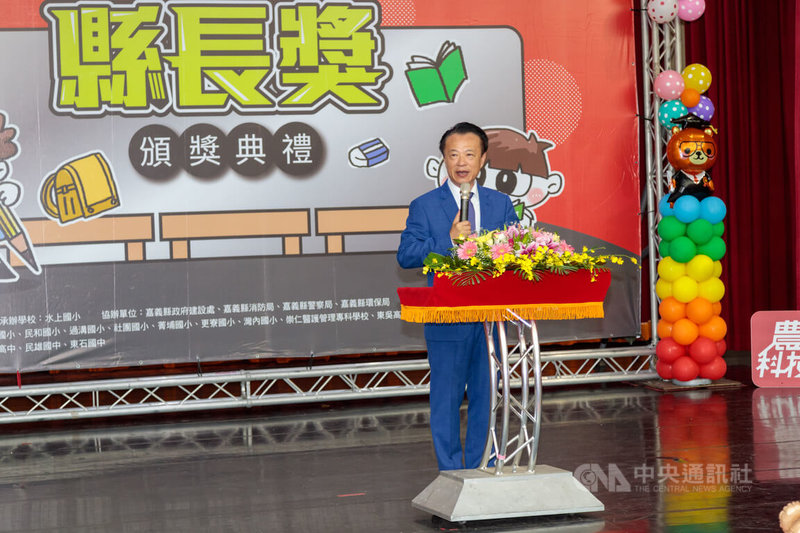 嘉義縣長翁章梁(圖)29日參加113學年度幼兒園畢業生縣長獎頒獎典禮,接受媒體聯訪時表示,2025到2035年是嘉義黃金十年,希望未來縣長年輕、有活力,帶領嘉義轉型成「農工科技大縣」。中央社記者蔡智明攝 114年6月29日