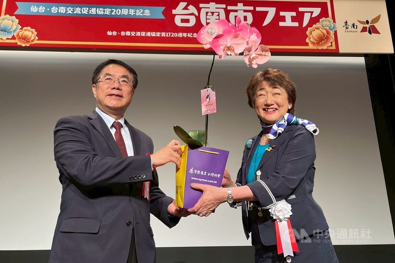 台南市長黃偉哲(左)受邀前往日本仙台市參加雙方締結為友誼市將屆20週年紀念活動,29日致贈紀念蘭花給仙台市長郡和子(右)。(台南市政府提供)中央社記者楊思瑞台南傳真 114年6月29日
