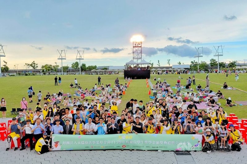 永瑞慈善事業基金會獎學金頒獎典禮29日在桃園陽光劇場登場,今年分別有70名國中生及80名國小生獲獎,可各自獲得新台幣3500元及2000元獎學金。中央社記者吳睿騏桃園攝 114年6月29日